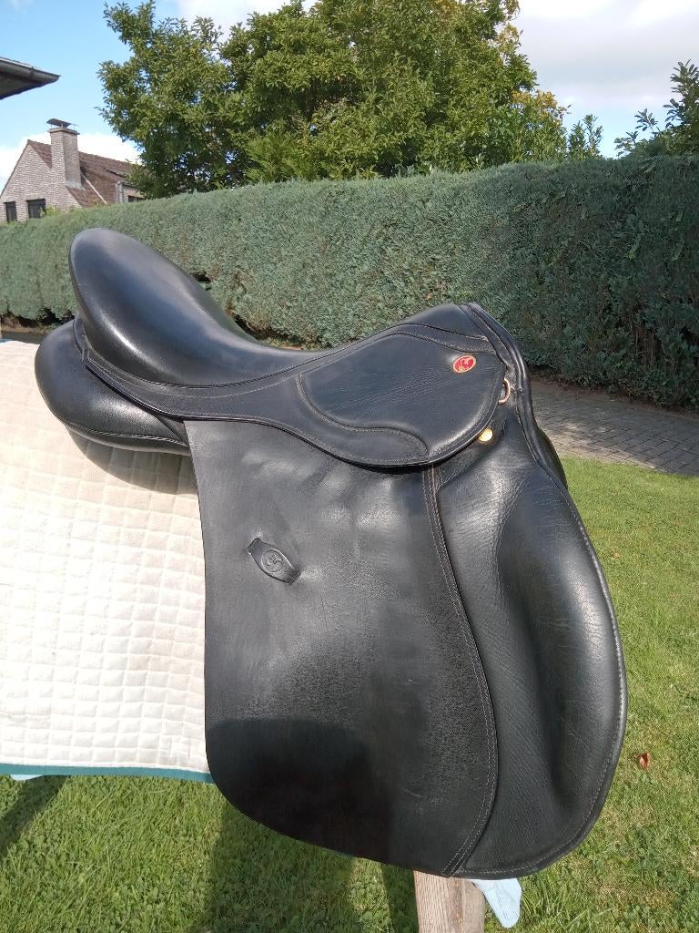 veelzijdig ook springgericht zadel kieffer ALS NIEUW ;showro, Animaux & Accessoires, Enlèvement ou Envoi, Comme neuf, Dressage
