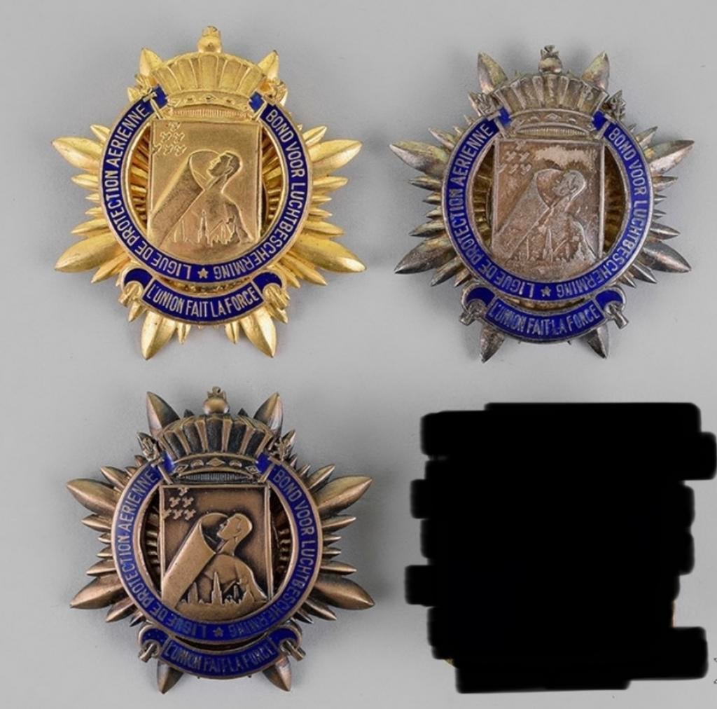 Recherchés : médailles, badges,... protection passive, Enlèvement