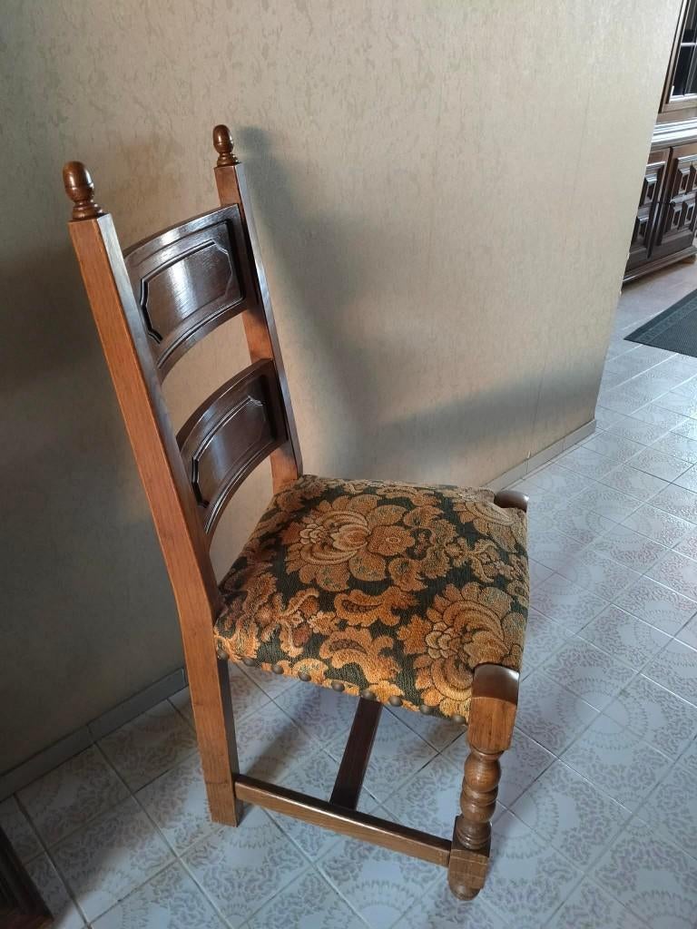 Diverse antieken stoelen, Enlèvement