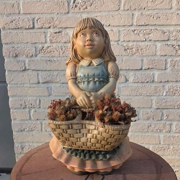 Grande statue de jardin en céramique pour fille avec panier, Enlèvement ou Envoi, Comme neuf, Autres matériaux, Homme
