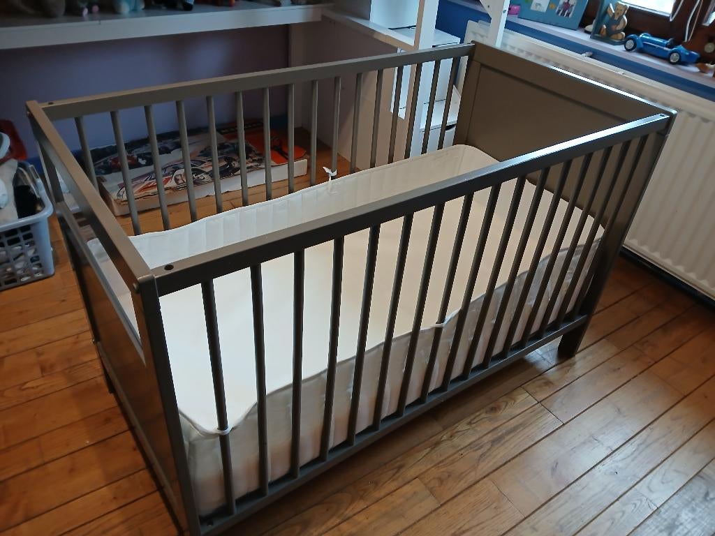 Lit cage gris bébé-enfant + linge de lit- très bon état-50 €, Enfants & Bébés, Moins de 70 cm, Comme neuf, Moins de 140 cm, Enlèvement
