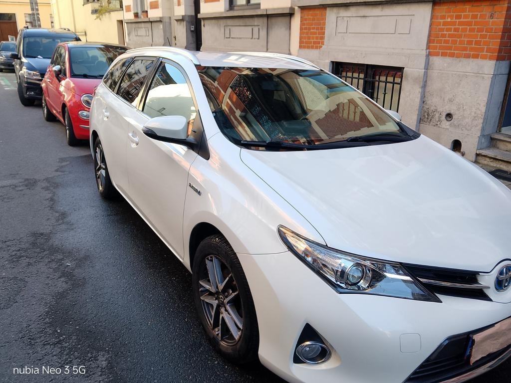 Toyota hybride 1.8 10/2015 , 120000 km 1er proprio, Autos, Toyota, Particulier, Barres de toit, Enlèvement