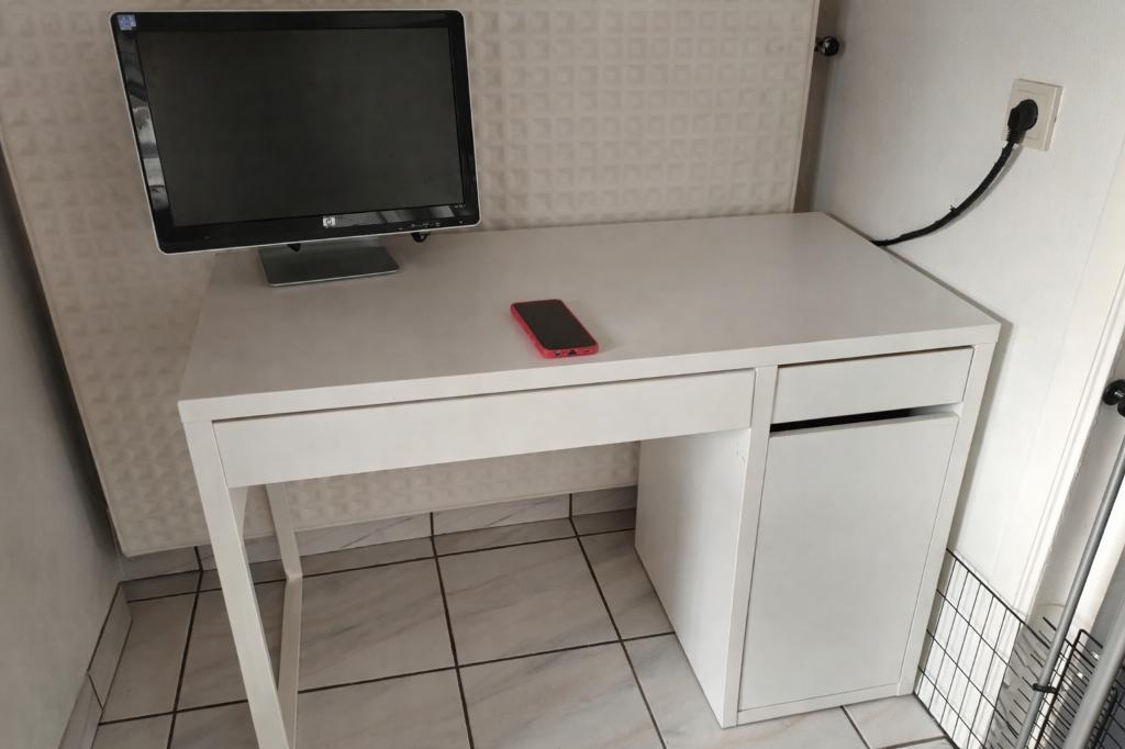 Bureau Ikea MICKE blanc, Ophalen, Gebruikt