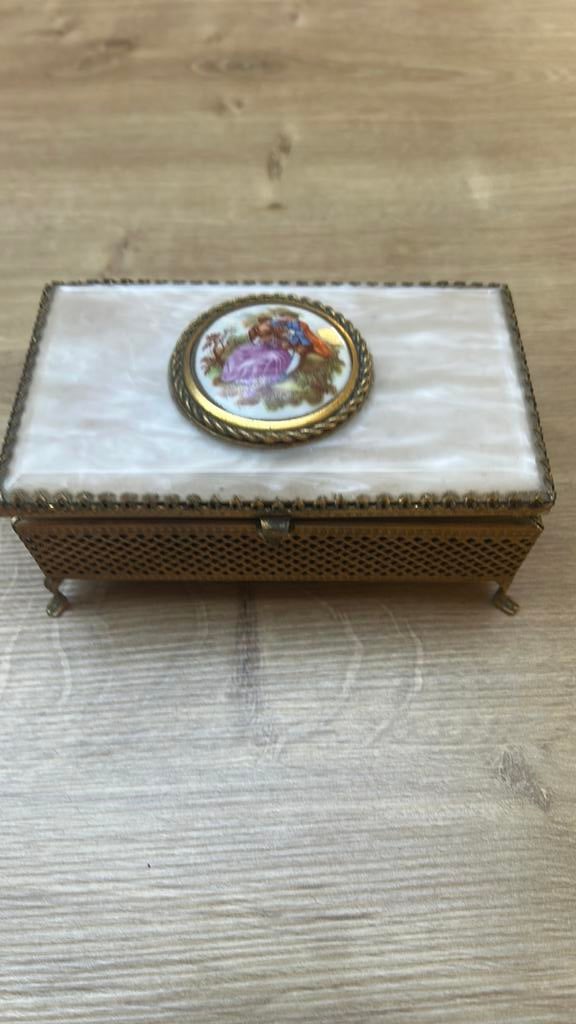 Juwelenkistje., Ophalen