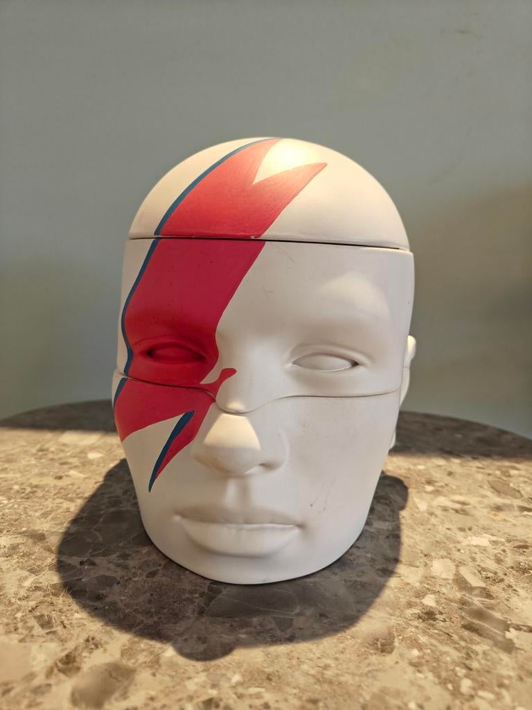 La tête de Bowie Alladin Sane, Enlèvement ou Envoi