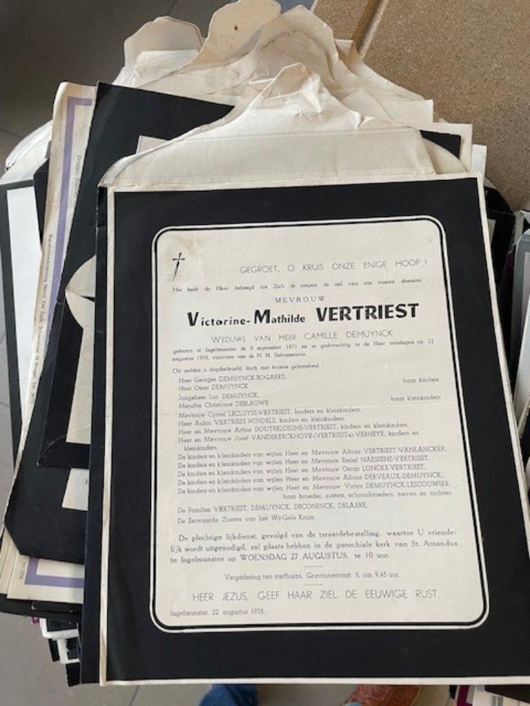 200Rouwbrieven personen geboren en/of overleden Ingelmunster, Verzamelen, Bidprentjes en Rouwkaarten, Ophalen of Verzenden, Rouwkaart