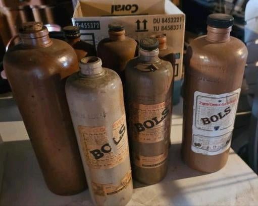 7 pots en pierre contenant des bols de genièvre. Malheureuse, Enlèvement ou Envoi