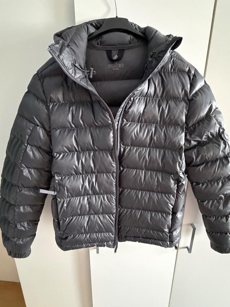 Adidas donsjack nieuw maat M maar maat klein, Kinderen en Baby's, Kinderkleding | Maat 140, Ophalen, Adidas, Jongen of Meisje