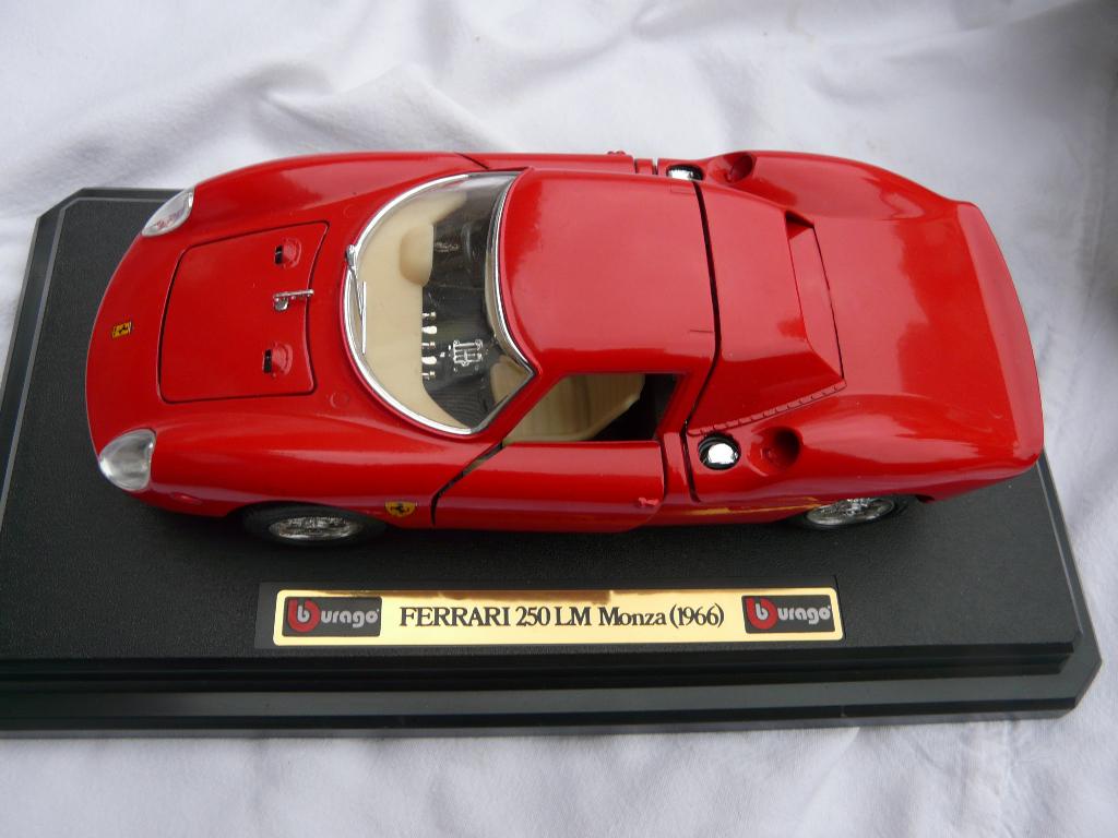 Bburago rode Ferrari 250 LM Monza 1966  1:18, Hobby en Vrije tijd, Modelauto's | 1:18, Zo goed als nieuw, Auto, Burago, Ophalen