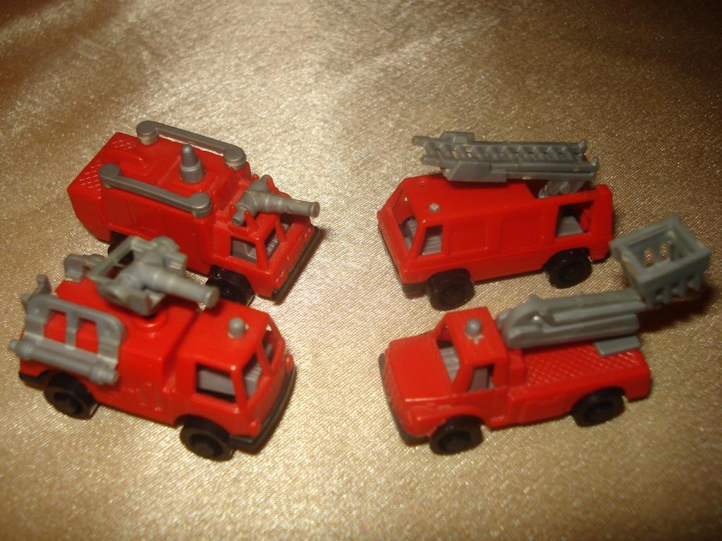KINDER Ancienne Série Complète 2 de 4 Camions Pompiers 1987, Enlèvement ou Envoi, Comme neuf, Autres types