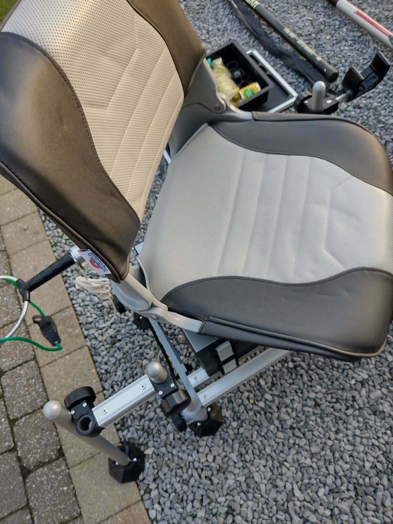 VISSERSTOEL  COMPLEET MET LIJNEN EN TOEBEHOREN ., Watersport en Boten, Hengelsport | Karpervissen, Ophalen, Zo goed als nieuw