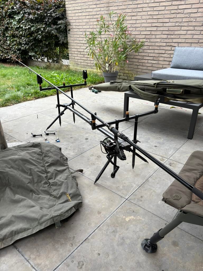 Volledige karperset slechts 1 keer gebruikt en nieuw, Watersport en Boten, Hengelsport | Karpervissen, Nieuw, Ophalen