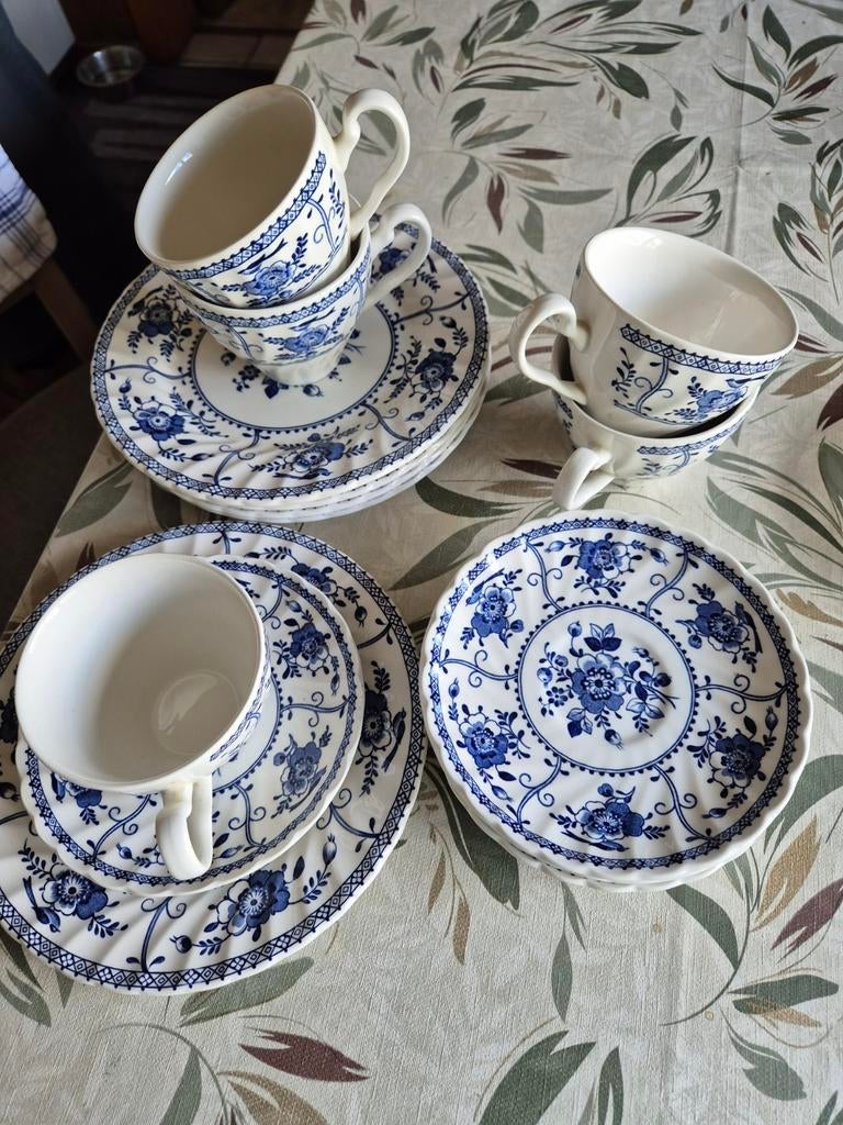 Koffieservies, blauw, 5 tasjes, 6 kleine en dessert bordjes, Antiek en Kunst, Antiek | Servies compleet, Ophalen