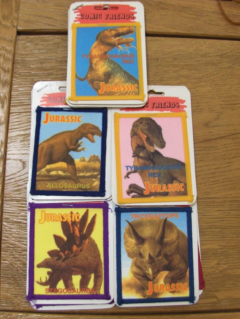 16 écussons à coudre jurassic. 10 cm x 8 cm. Pour 10 euros., Ophalen of Verzenden, Nieuw, Applicatie