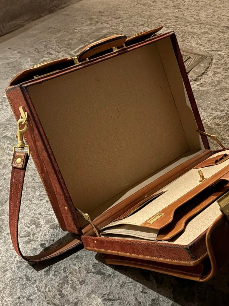 Vintage Louise Fontaine cognac bruine aktetas in goede staat, Ophalen, Gebruikt, Minder dan 35 cm, Minder dan 50 cm