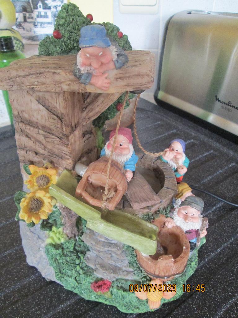 Fontaine d’intérieur avec nains, Moderne, Enlèvement, Utilisé, Brun