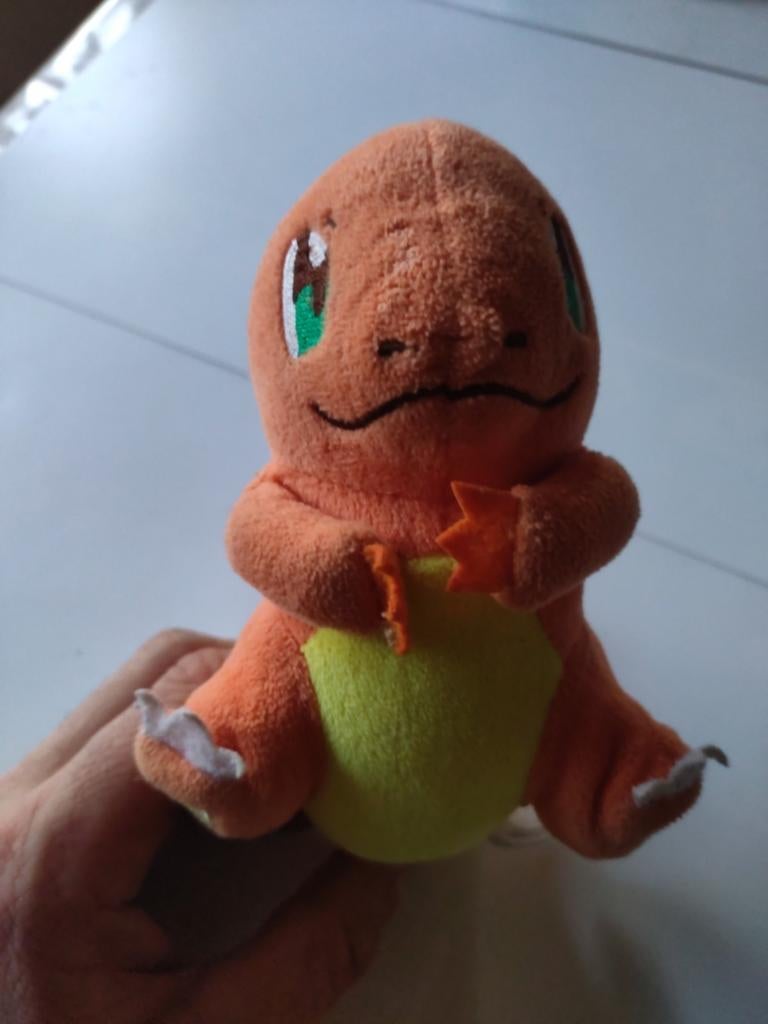 Officiële Pokemon Center Charmander knuffel, Hobby en Vrije tijd, Verzamelkaartspellen | Pokémon, Verzenden