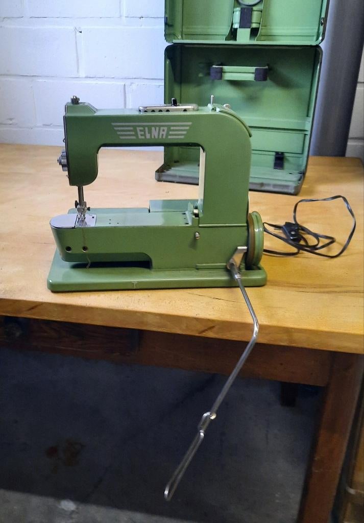 Oude Elna naaimachine in opbergkast, Hobby & Loisirs créatifs, Machines à coudre & Accessoires, Enlèvement, Machine à coudre