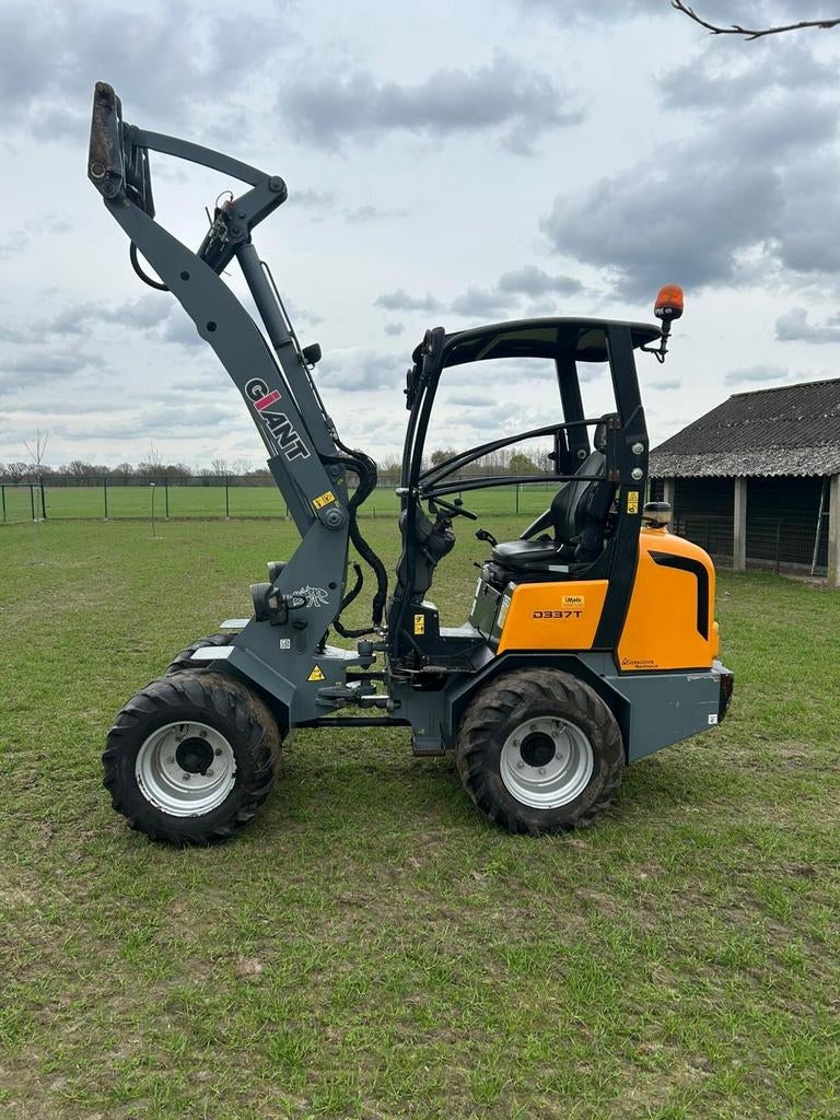Chargeur Giant D337T, Articles professionnels, Agriculture | Tracteurs, Enlèvement