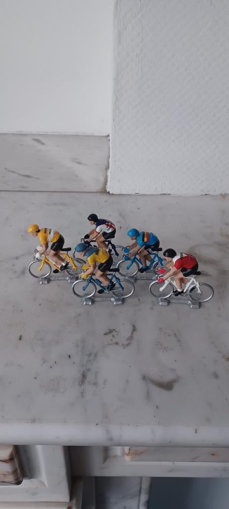Miniatuur wielrenners met retro truitjes, Antiek en Kunst, Antiek | Speelgoed, Ophalen of Verzenden