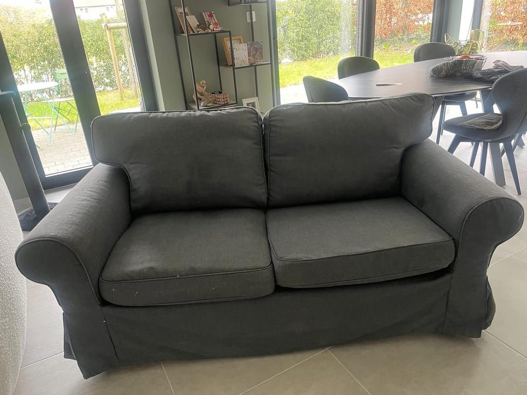 Donkergrijze 2-zitsbank . Gratis, Huis en Inrichting, Zetels | Zetels, Ophalen, Gebruikt, Tweepersoons, Rechte bank