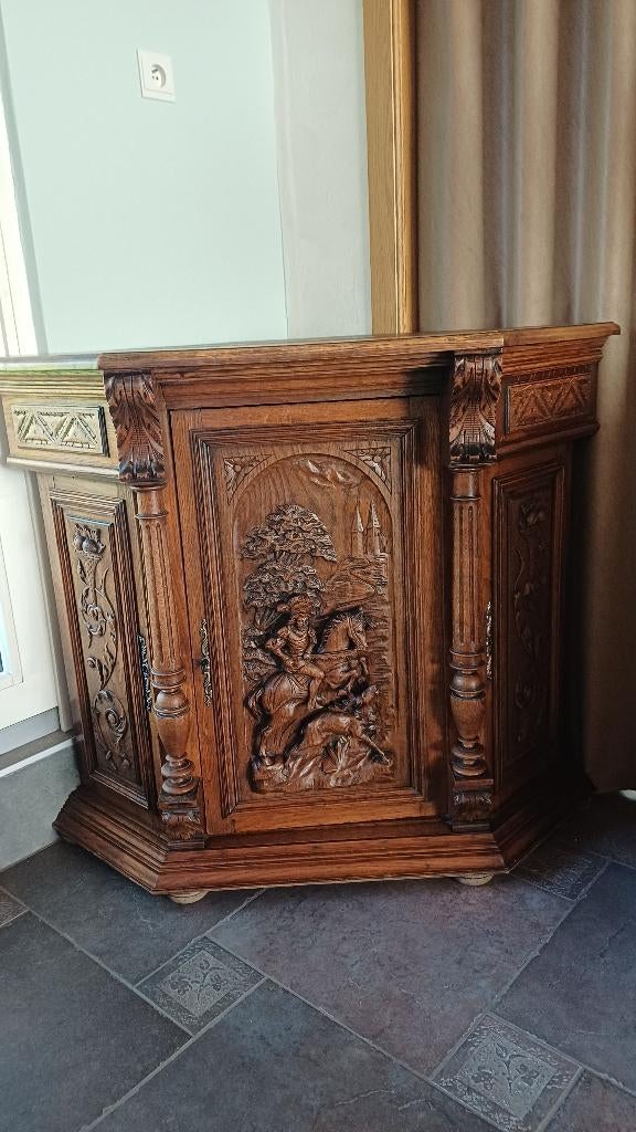 Armoire d'angle ancienne avec sculpture, Enlèvement