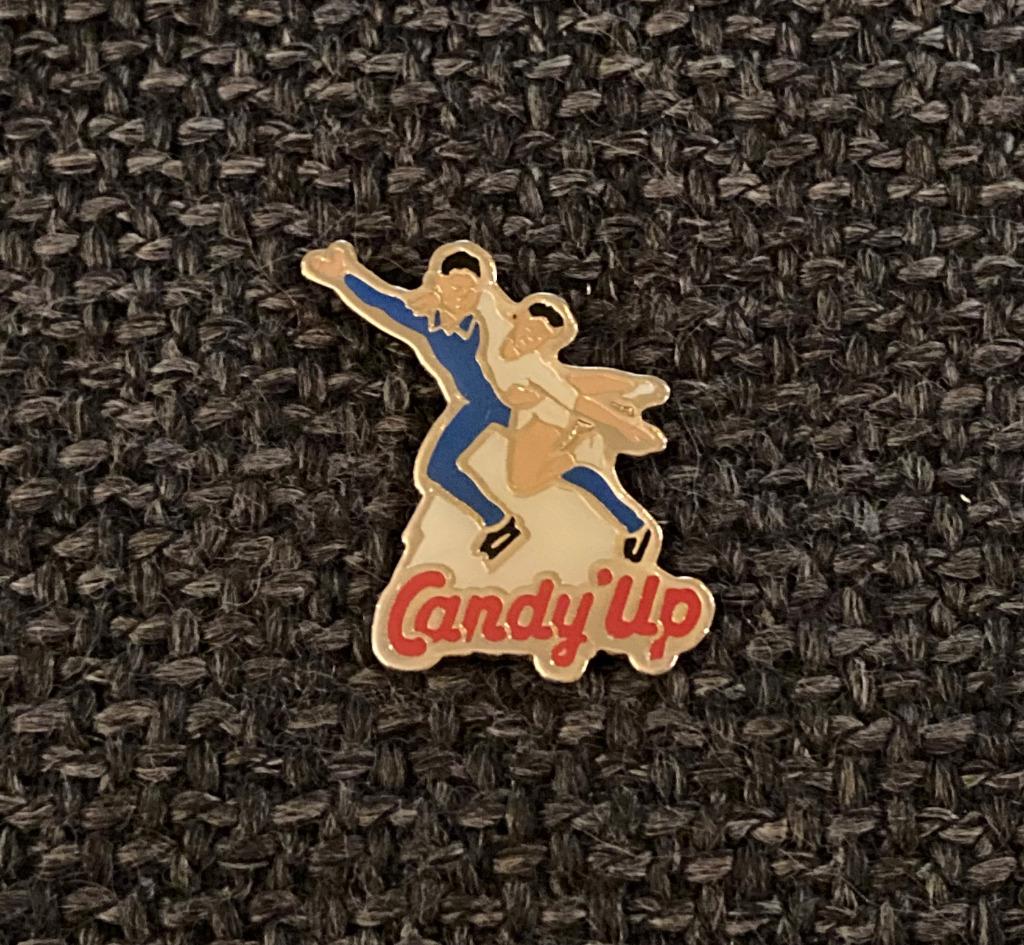 PIN - CANDY'UP - CHOCOLADEMELK - IJSSCHAATSEN, Verzenden, Gebruikt, Merk, Speldje of Pin