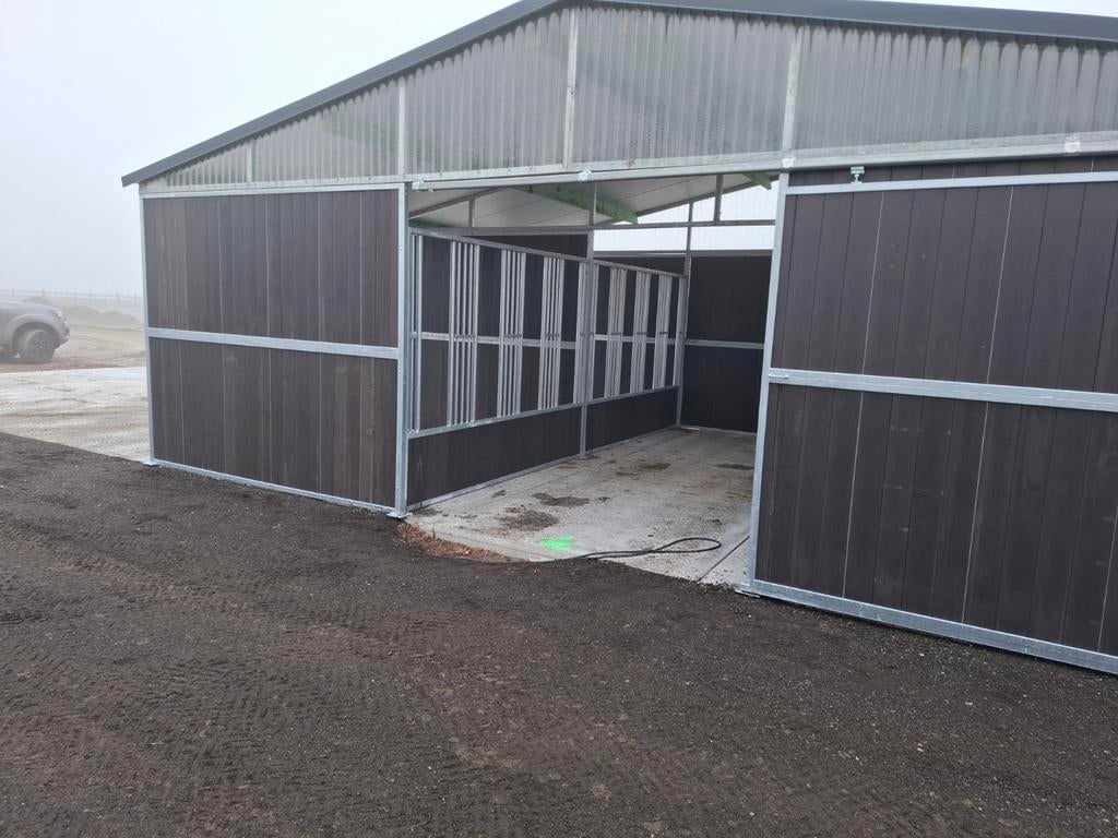 Nieuwe paardenstallen buitenstal schuilstal boxen ramen deur, Dieren en Toebehoren