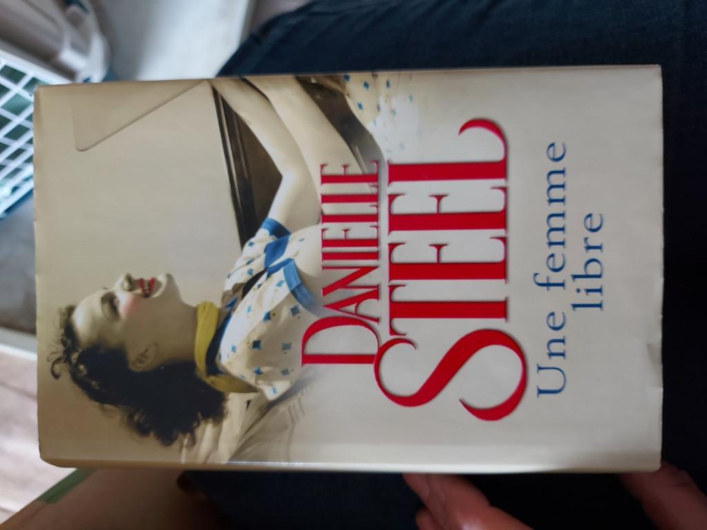 Danielle Steel - Une femme libre, Ophalen, Zo goed als nieuw, Danielle Steel