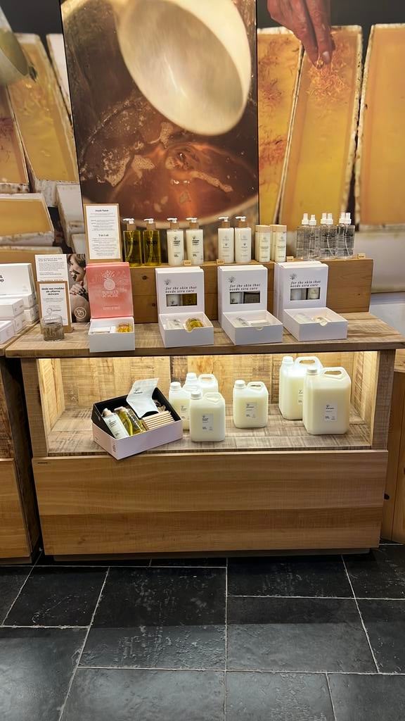 Comptoir de magasin en bois robuste — look unique, Articles professionnels, Aménagement de Bureau & Magasin | Commerce & Inventaire