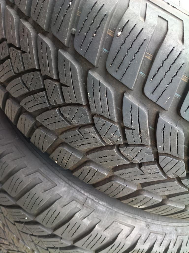 Een set winterbanden met velgen, Ophalen, Winterbanden, Band(en)