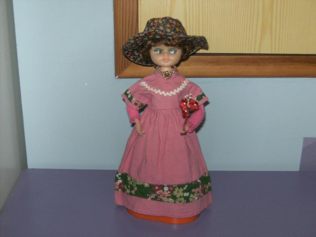 Oude spaarpot: pop. (met muziekje), Verzamelen, Spaarpotten, Ophalen of Verzenden, Gebruikt, Overige materialen