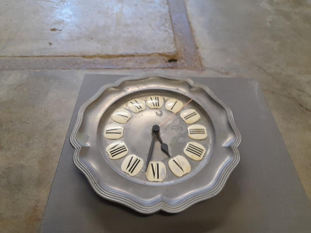 Horloge en étain avec mouvement à pile. Utilisée. Prix à NÉG, Enlèvement ou Envoi, Utilisé