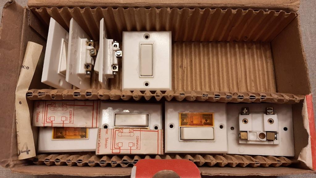 Wisselschakelaar, omschakelaar, Legrand klein compact, Doe-het-zelf en Bouw, Elektriciteit en Kabels, Nieuw, Schakelaar, Ophalen of Verzenden