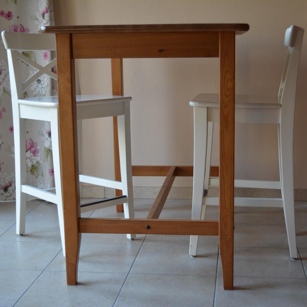 Bartafel met hoge stoelen, Ophalen, Zo goed als nieuw, Inclusief barstoelen