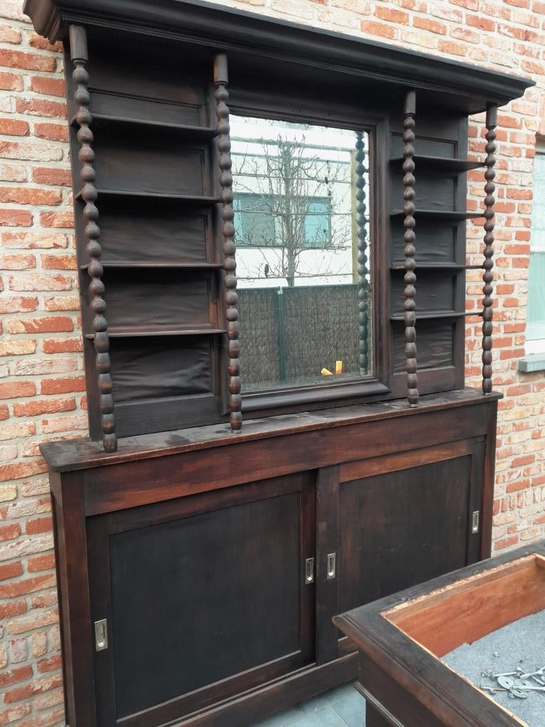 Grote café kast, Ophalen