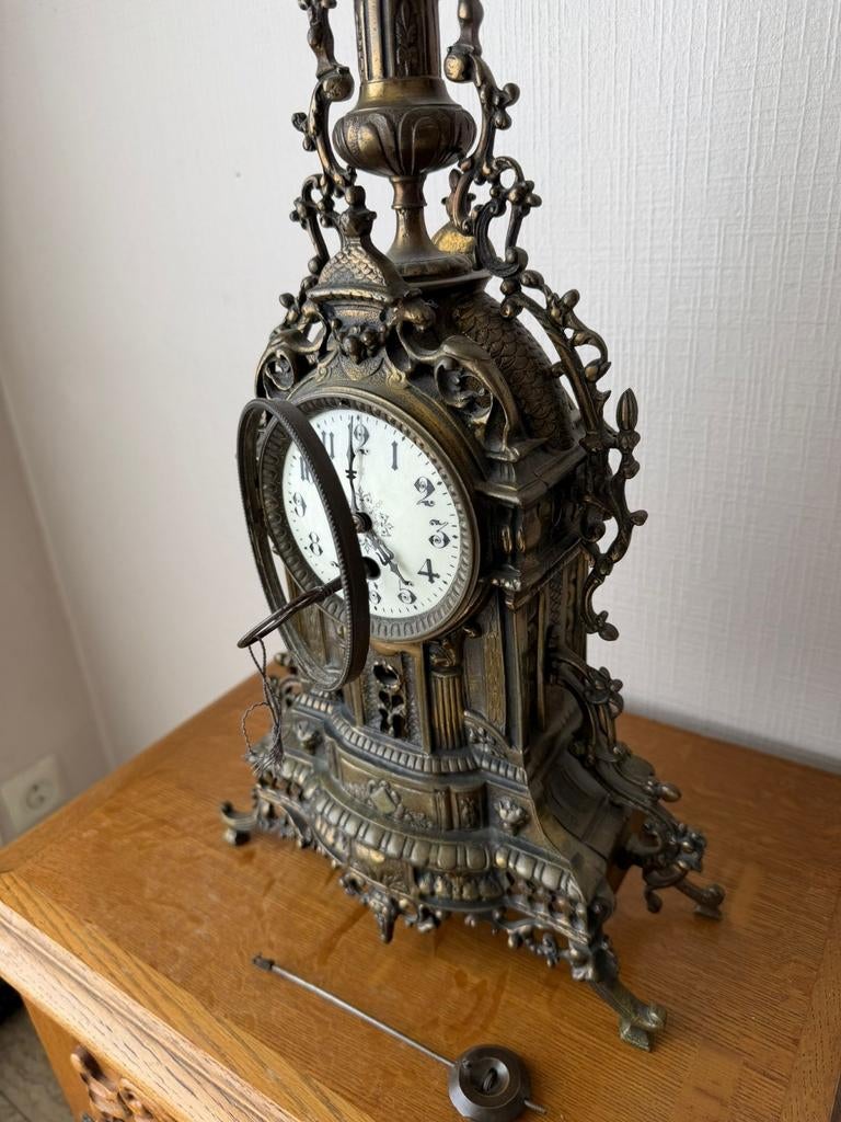 Horloge avec chandeliers, Enlèvement