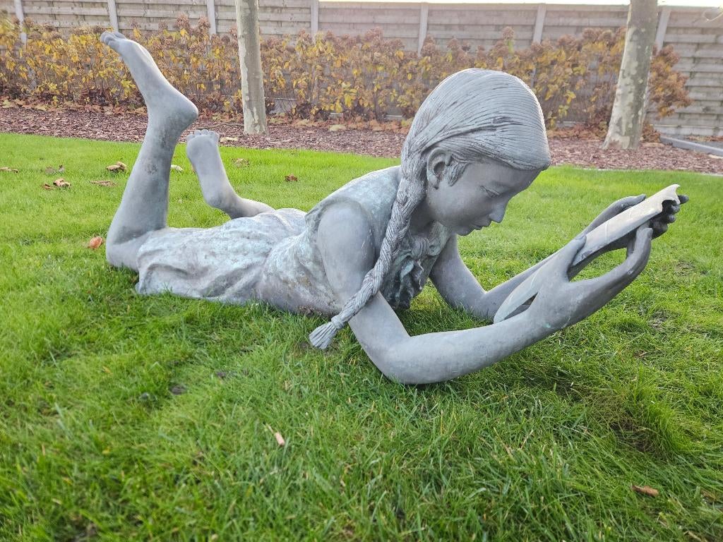 BRONZEN LEZEND MEISJE OUDE BRONZEN AAN 850 EURO KOOPJE!!!, Ophalen of Verzenden, Zo goed als nieuw, Overige materialen, Mensenbeeld