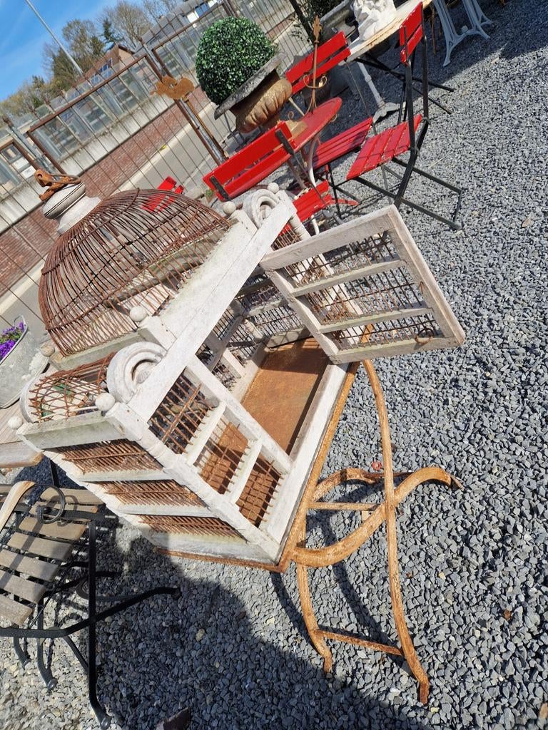 Ancienne cage à oiseaux sur pied en bois et en fer 95€, Enlèvement