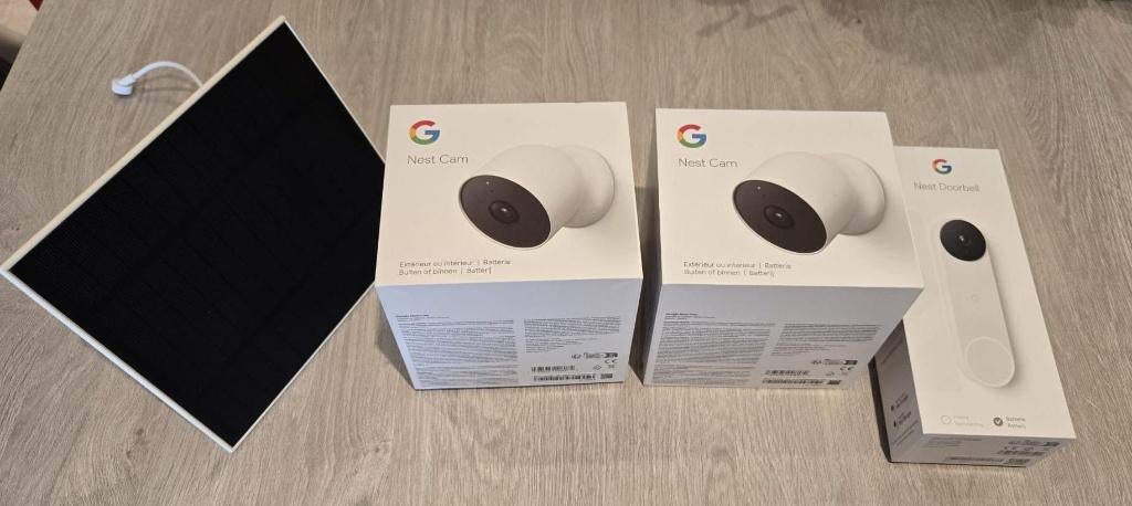 Google Nest cam  2x + Nest Doorbell + panneau solaire google, Ophalen, Zo goed als nieuw, Buitencamera