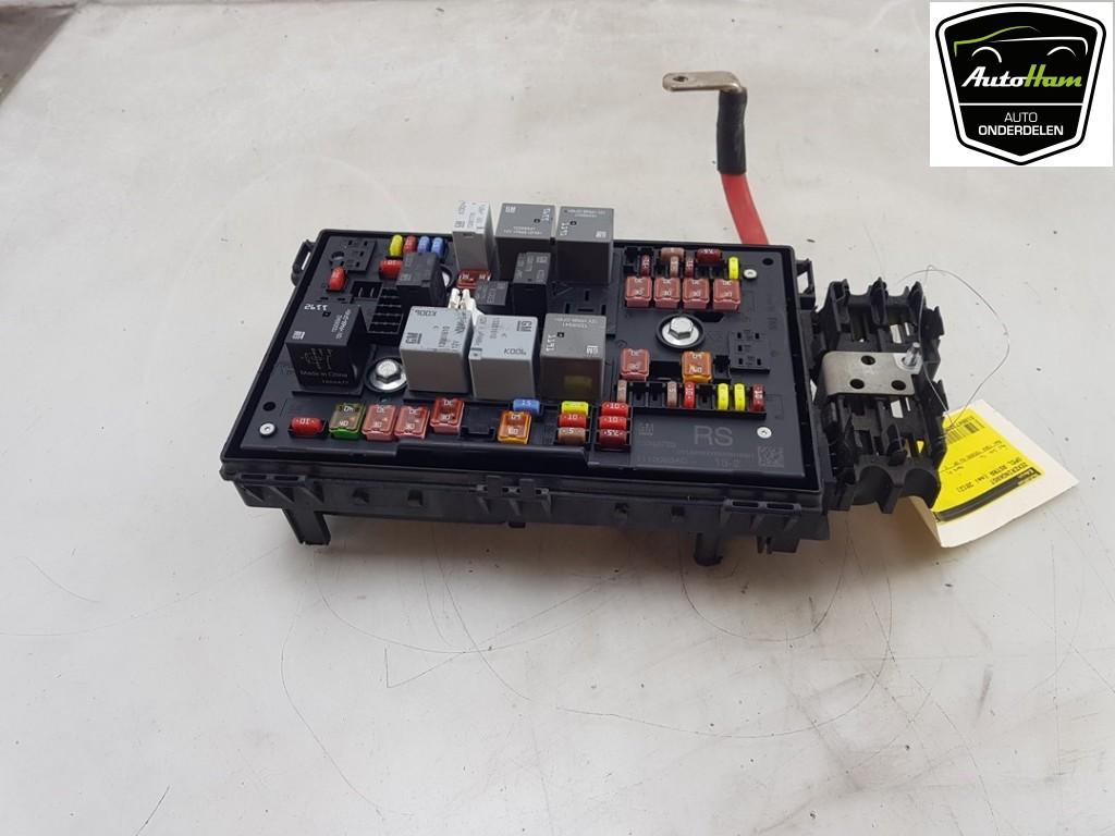 BOITIER FUSIBLES Opel Astra J (PC6 / PD6 / PE6 / PF6), Utilisé, Opel