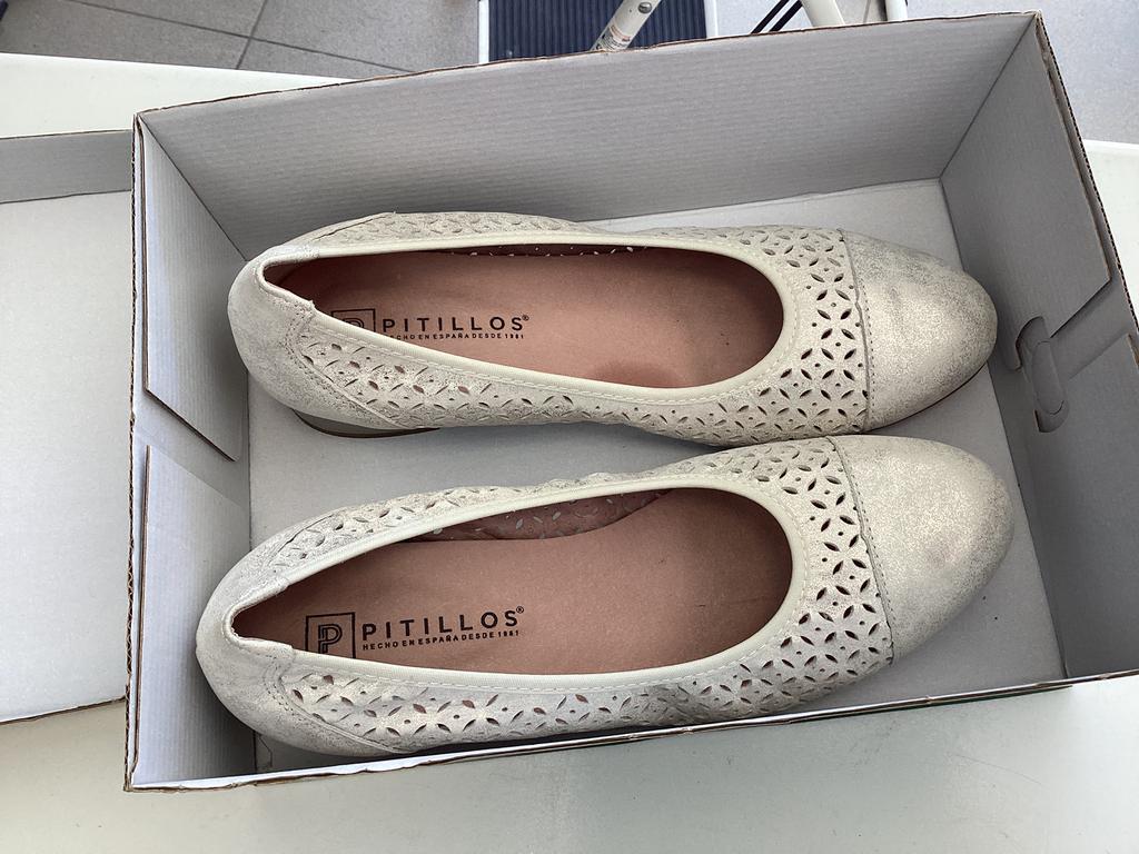 damesschoenen Bent maat 41 pitillos gold, Vêtements | Femmes, Chaussures, Comme neuf, Enlèvement, Blanc, Chaussures basses