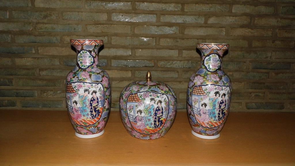 Chinese vazen en een pot met rode stempel, Enlèvement