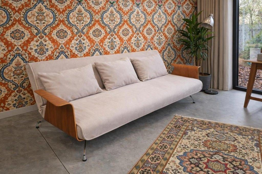 Unieke slaapbank - suèdelook met houten armleuningen, Huis en Inrichting, Ophalen, Vintage - modern, 100 tot 125 cm, 150 tot 200 cm