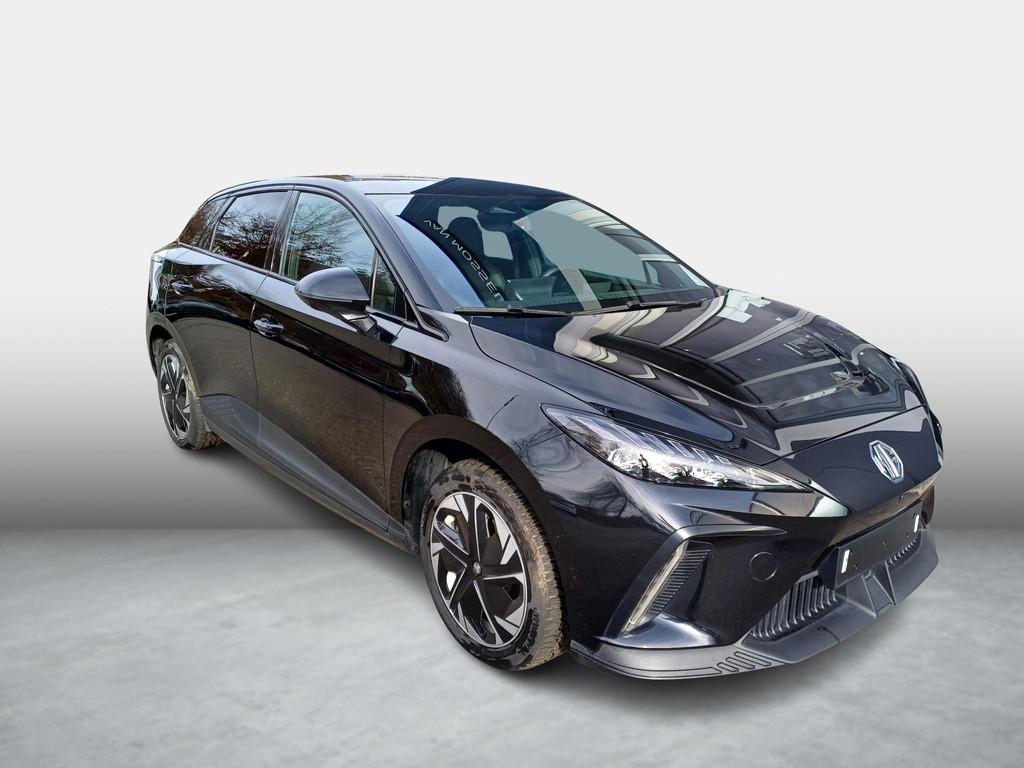 MG MG4 64 kWh Luxury, Auto's, MG, Automaat, Gebruikt, 1675 kg, Zwart
