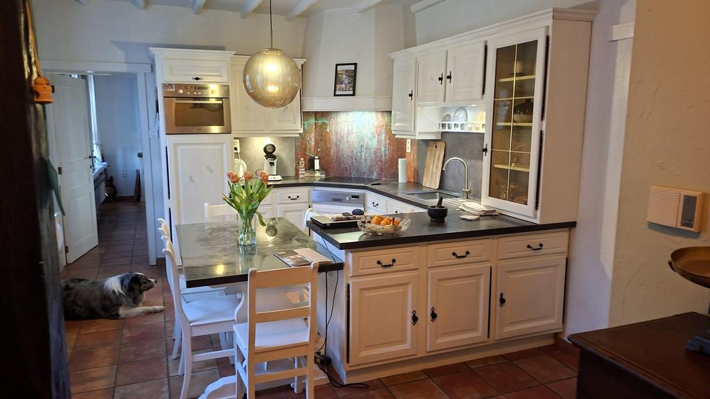 Eiken keuken met toestellen marmeren blad, Huis en Inrichting, Keuken | Complete keukens, Ophalen, Zo goed als nieuw, Wit