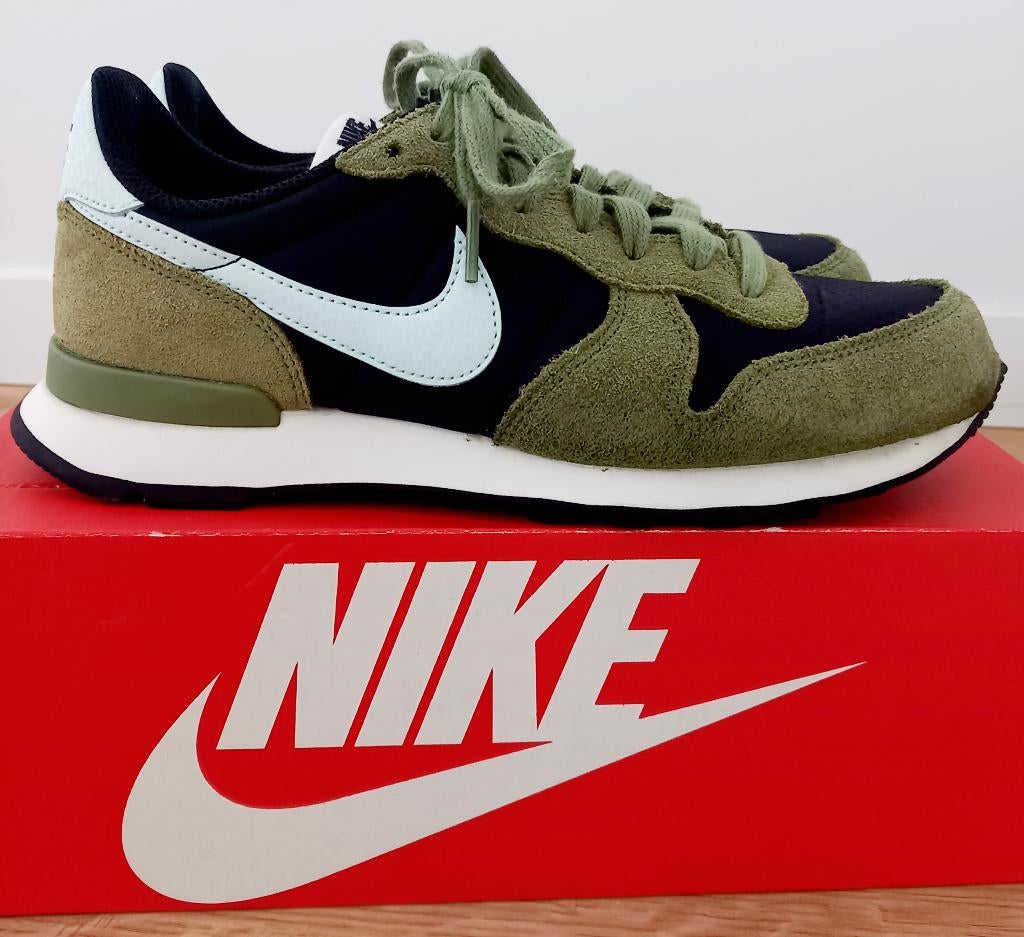 ZWARTE/LEGERGROENE SCHOENEN/SNEAKERS - NIKE – GOEDE STAAT!, Kleding | Dames, Schoenen, Zwart, Nike, Ophalen of Verzenden, Sneakers