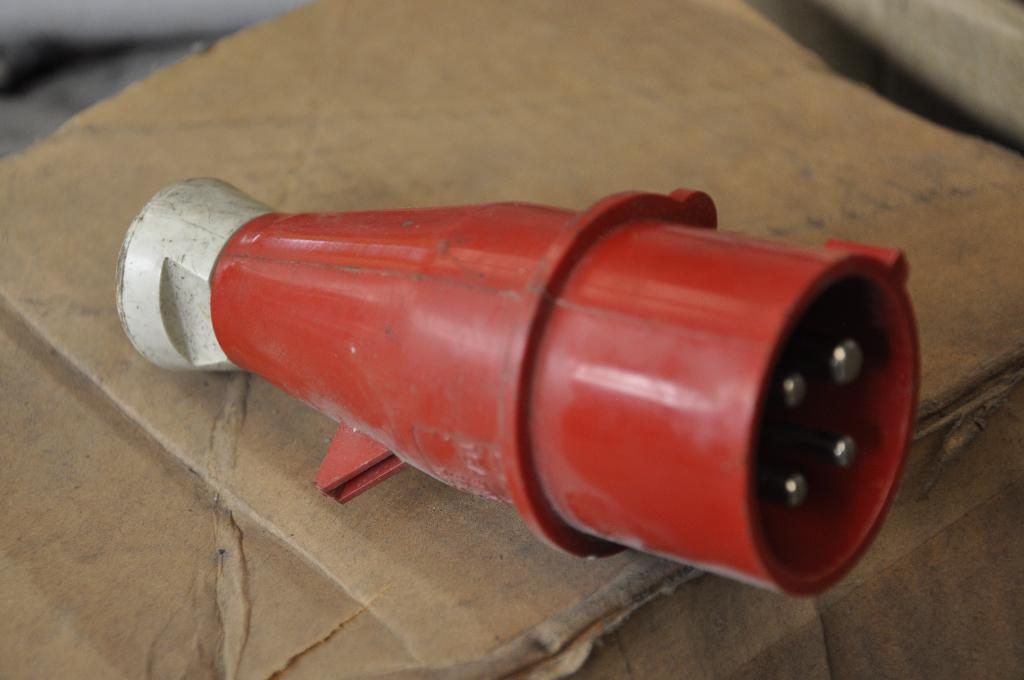 PRISE MÂLE 380v, Bricolage & Construction, Enlèvement ou Envoi, Utilisé, Prise de courant