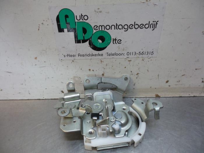 Serrure porte coulissante gauche d'un Nissan NV200, -, Utilisé, -, Nissan