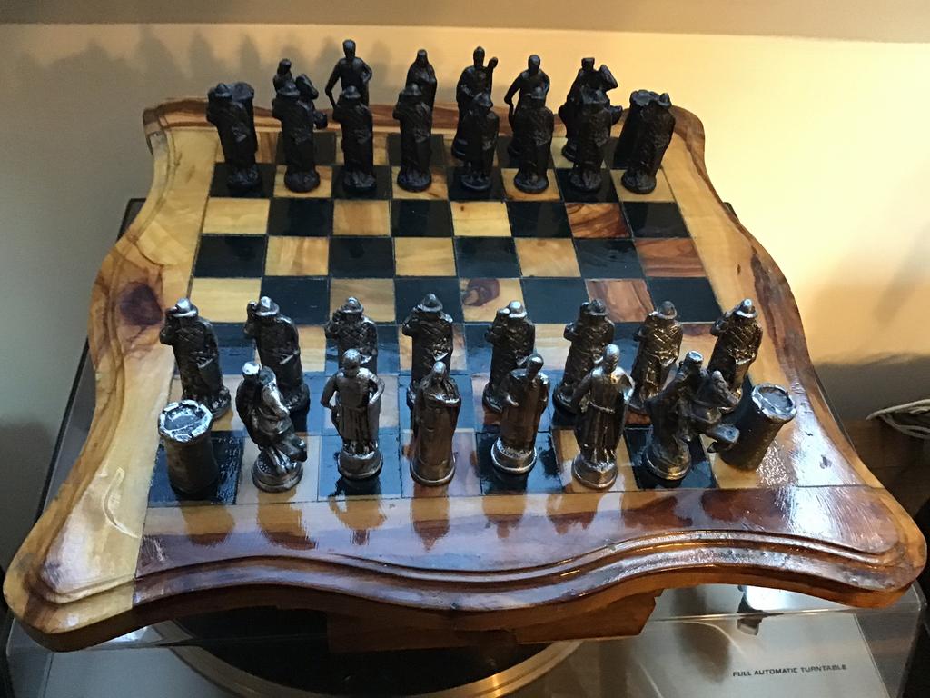 Prachtig schaakspel olijfboomhouten bord en metalen stukken., Hobby en Vrije tijd, Gezelschapsspellen | Bordspellen, Zo goed als nieuw